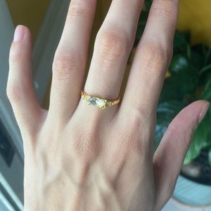 Pretty gold tone ring set of 3. Size 7